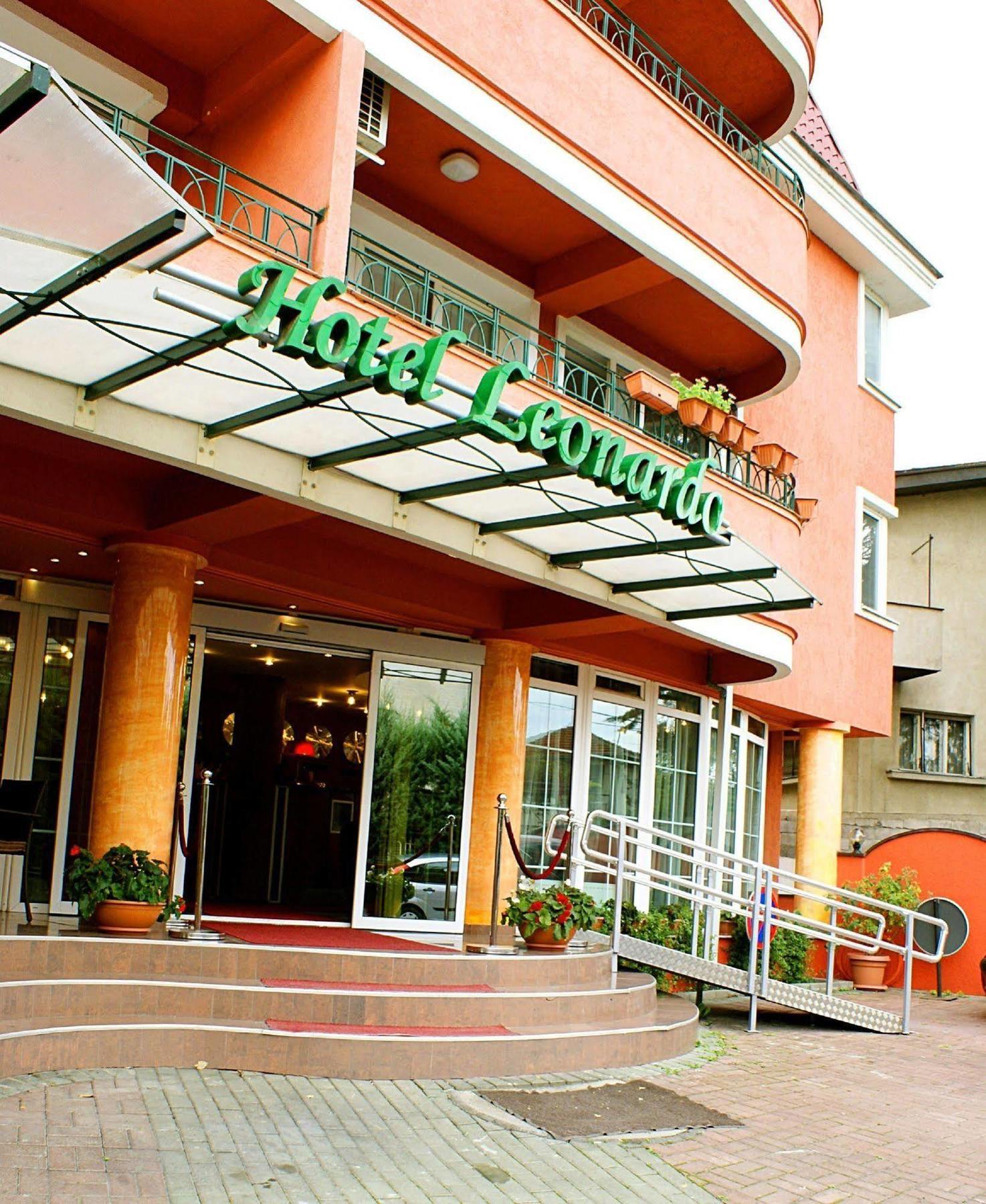 Leonardo Hotel Skopje Bagian luar foto