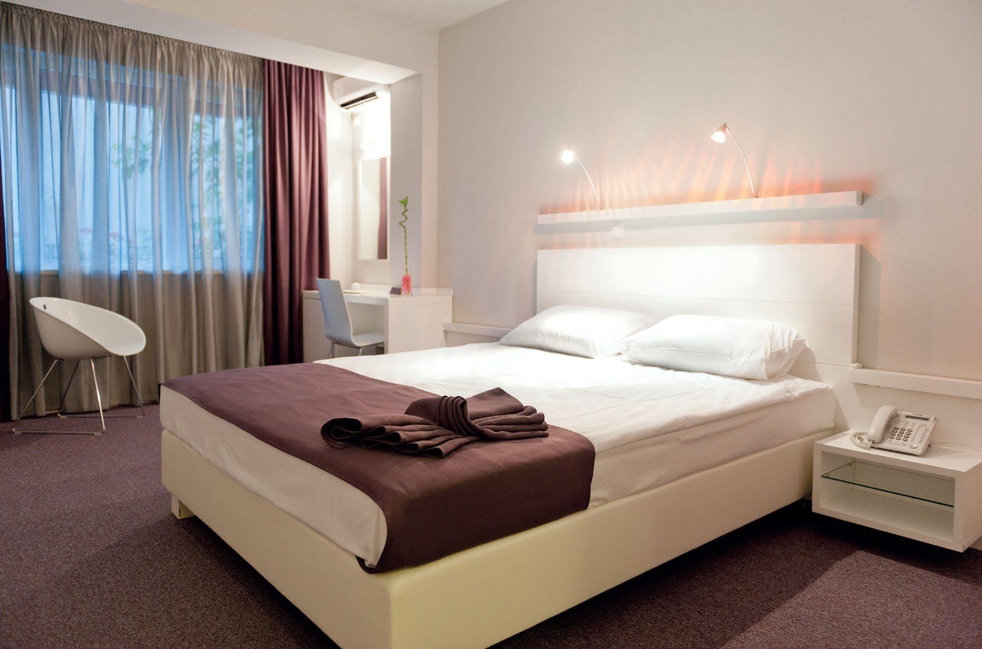 Leonardo Hotel Skopje Bagian luar foto