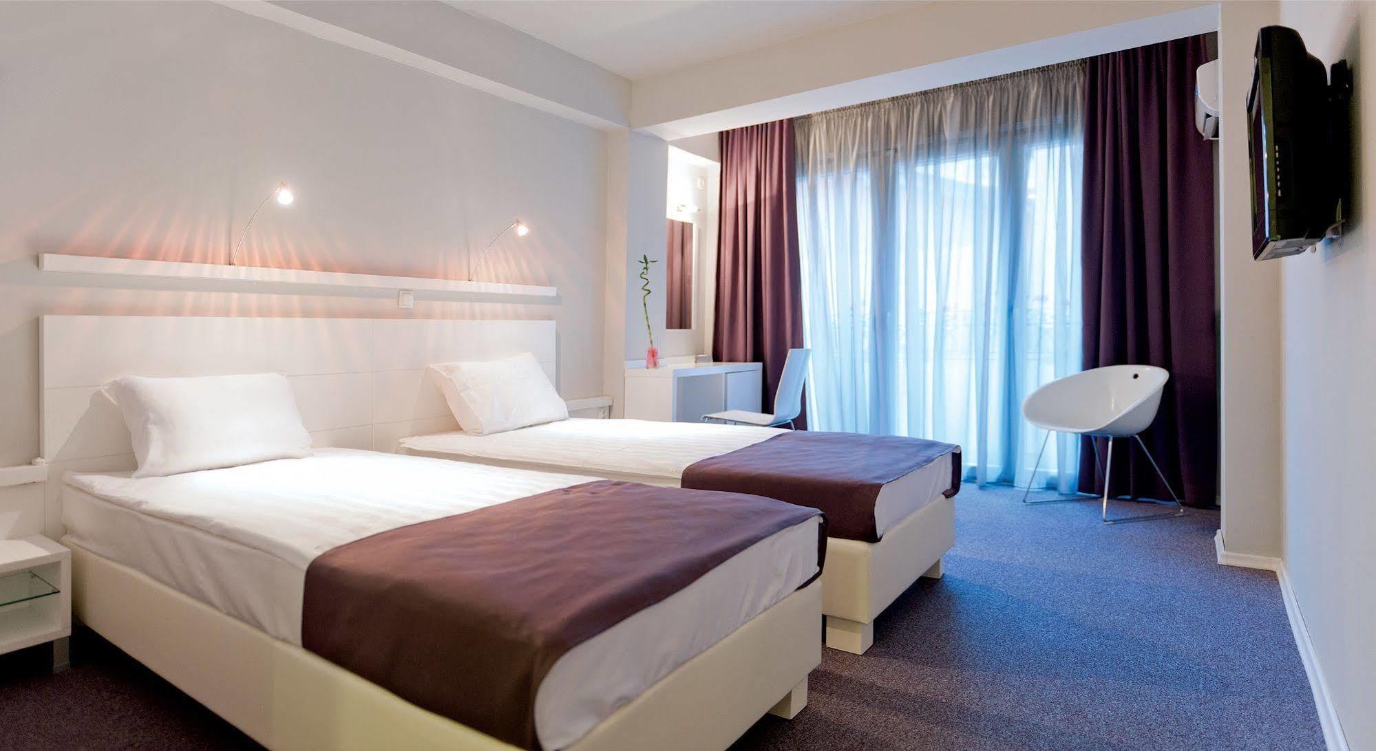 Leonardo Hotel Skopje Bagian luar foto