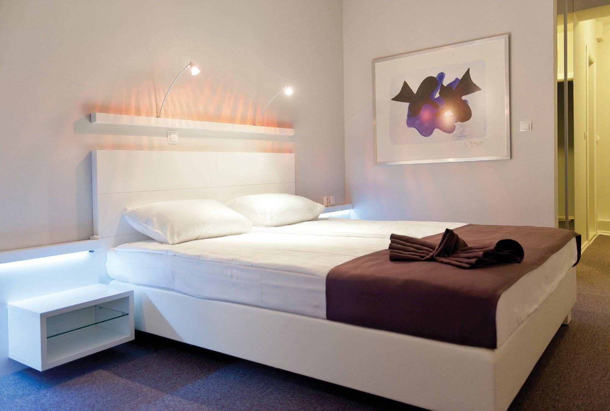 Leonardo Hotel Skopje Bagian luar foto