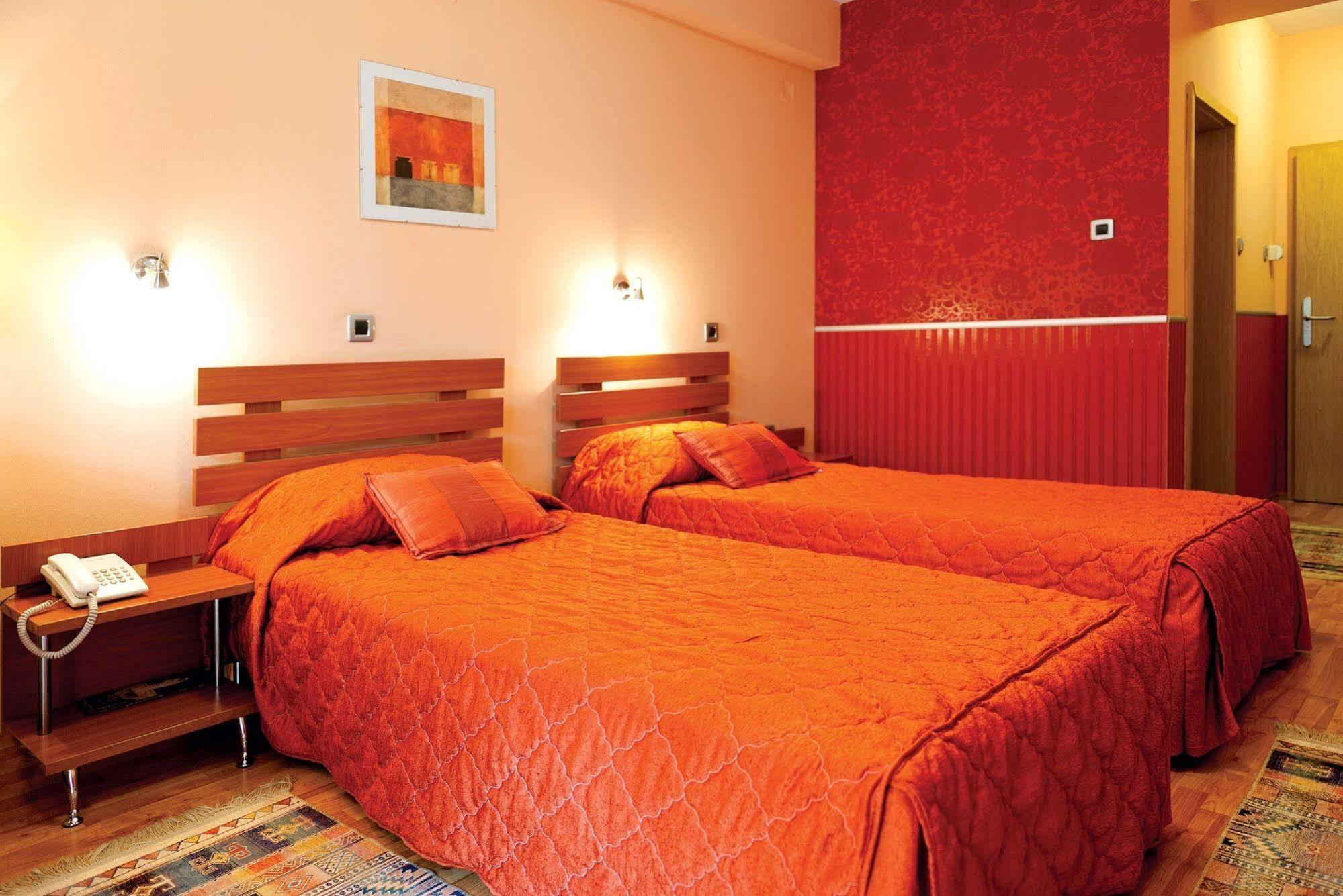 Leonardo Hotel Skopje Bagian luar foto