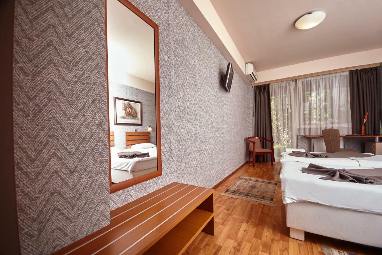 Leonardo Hotel Skopje Bagian luar foto
